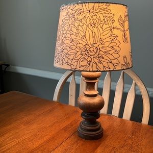 Wooden base accent lamp